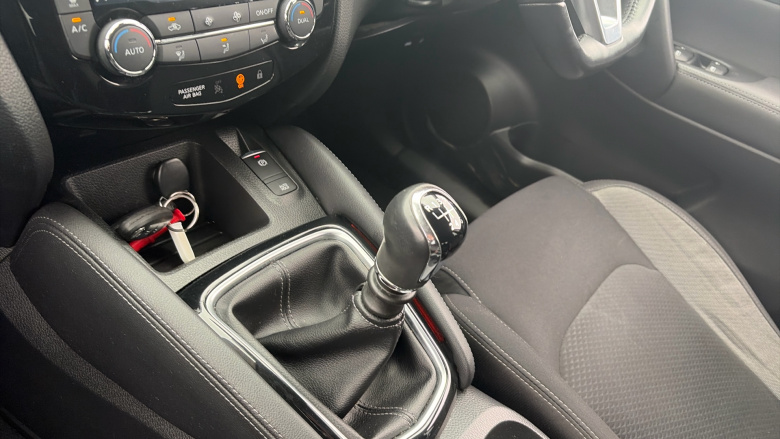 Nissan Qashqai 1.3 DiG-T N-Connecta 5dr Petrol Hatchback